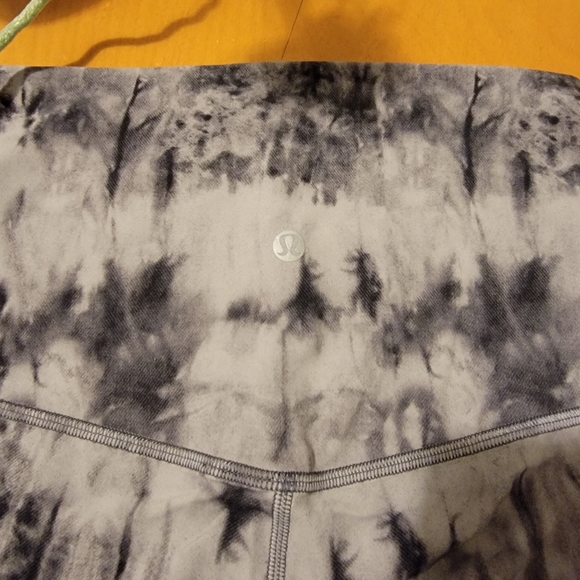 LULULEMON ALIGN SUPER HIGH-RISE SHORT 10"- SIZE 6 - Picture 2 of 3